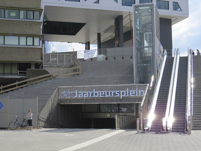 906947 Gezicht op de ingang van de ondergrondse fietsenstalling Jaarbeursplein te Utrecht.